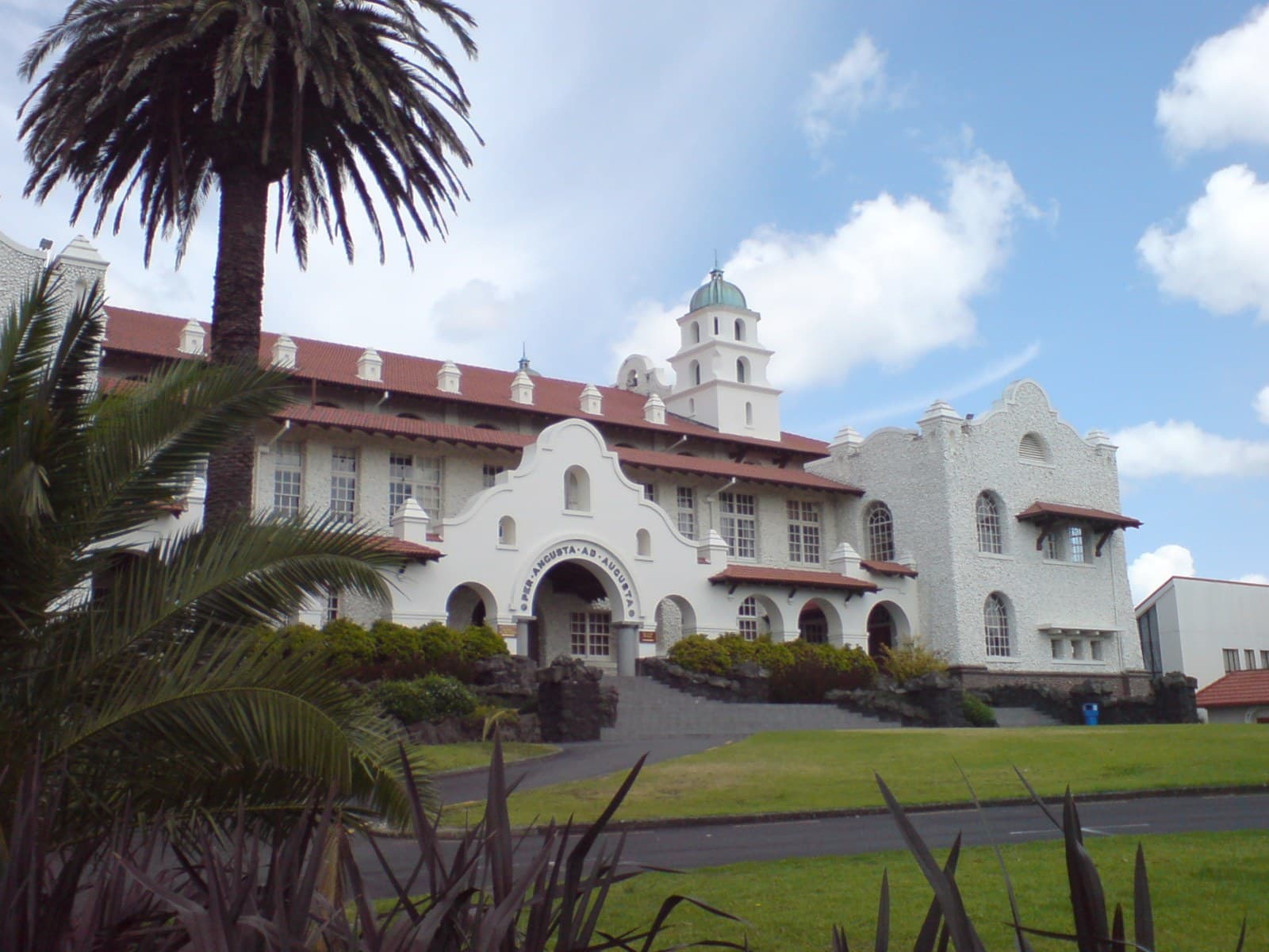 Auckland Grammar School near Hobson Lodge